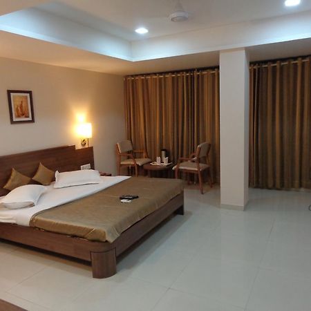 Hotel Classique Раджкот Экстерьер фото