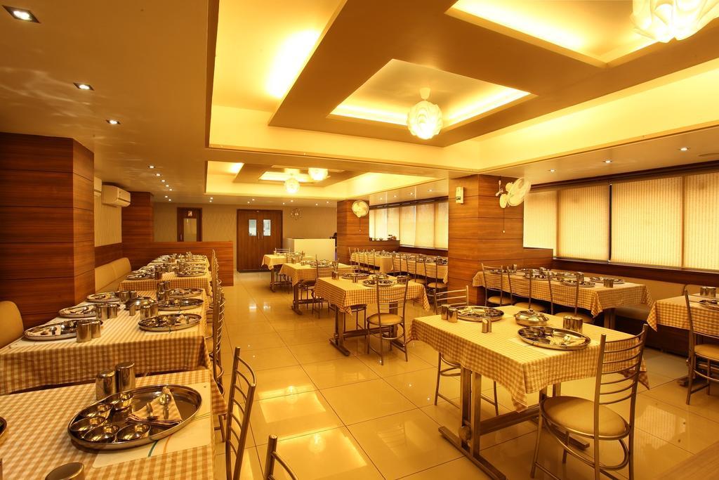 Hotel Classique Раджкот Экстерьер фото