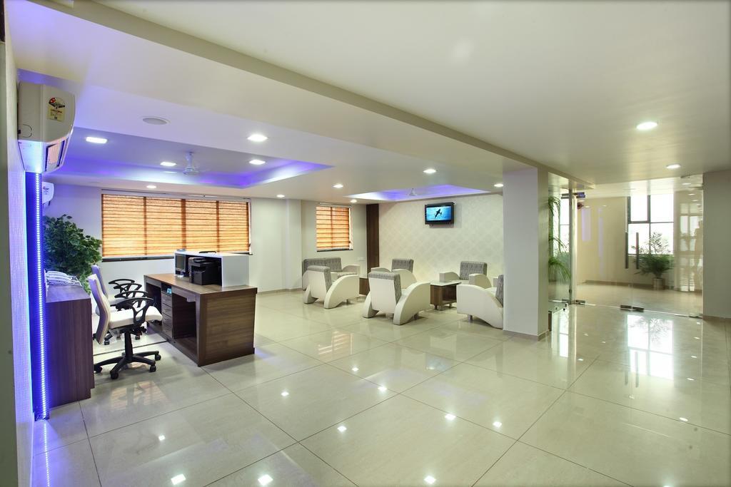 Hotel Classique Раджкот Экстерьер фото