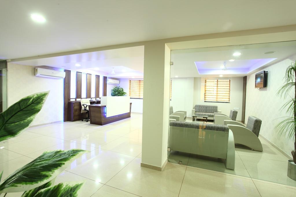 Hotel Classique Раджкот Экстерьер фото