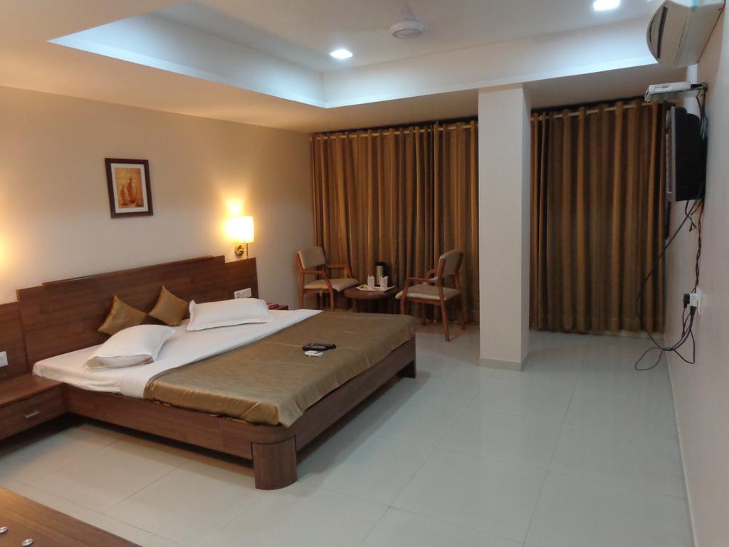 Hotel Classique Раджкот Экстерьер фото