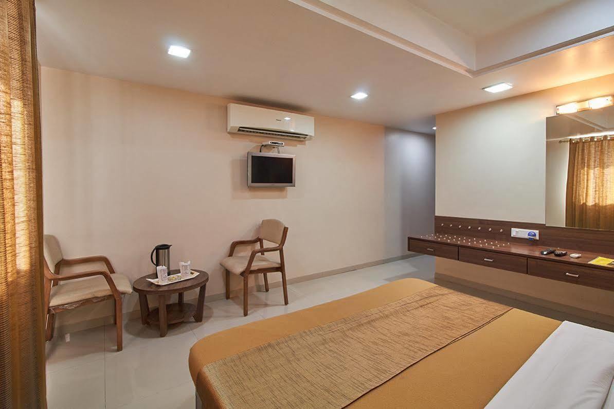 Hotel Classique Раджкот Экстерьер фото