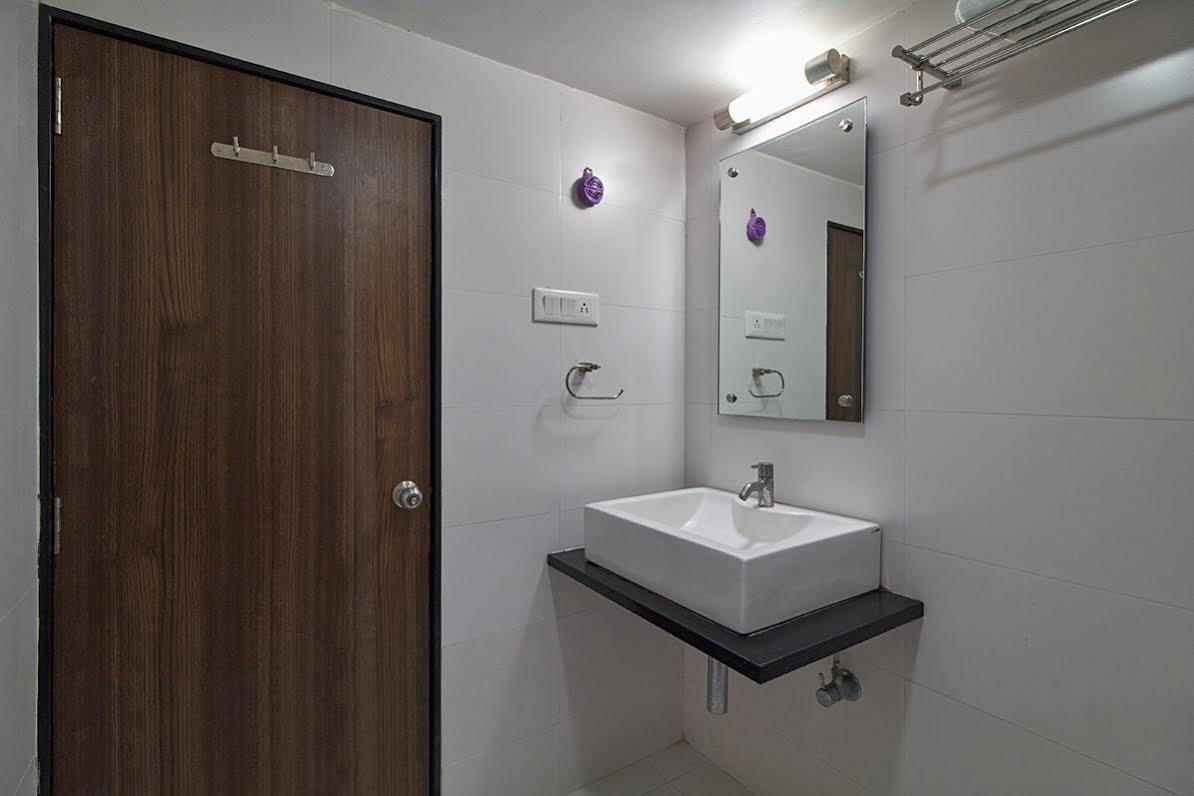 Hotel Classique Раджкот Экстерьер фото