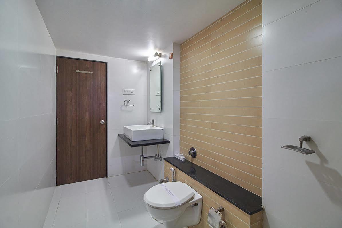 Hotel Classique Раджкот Экстерьер фото